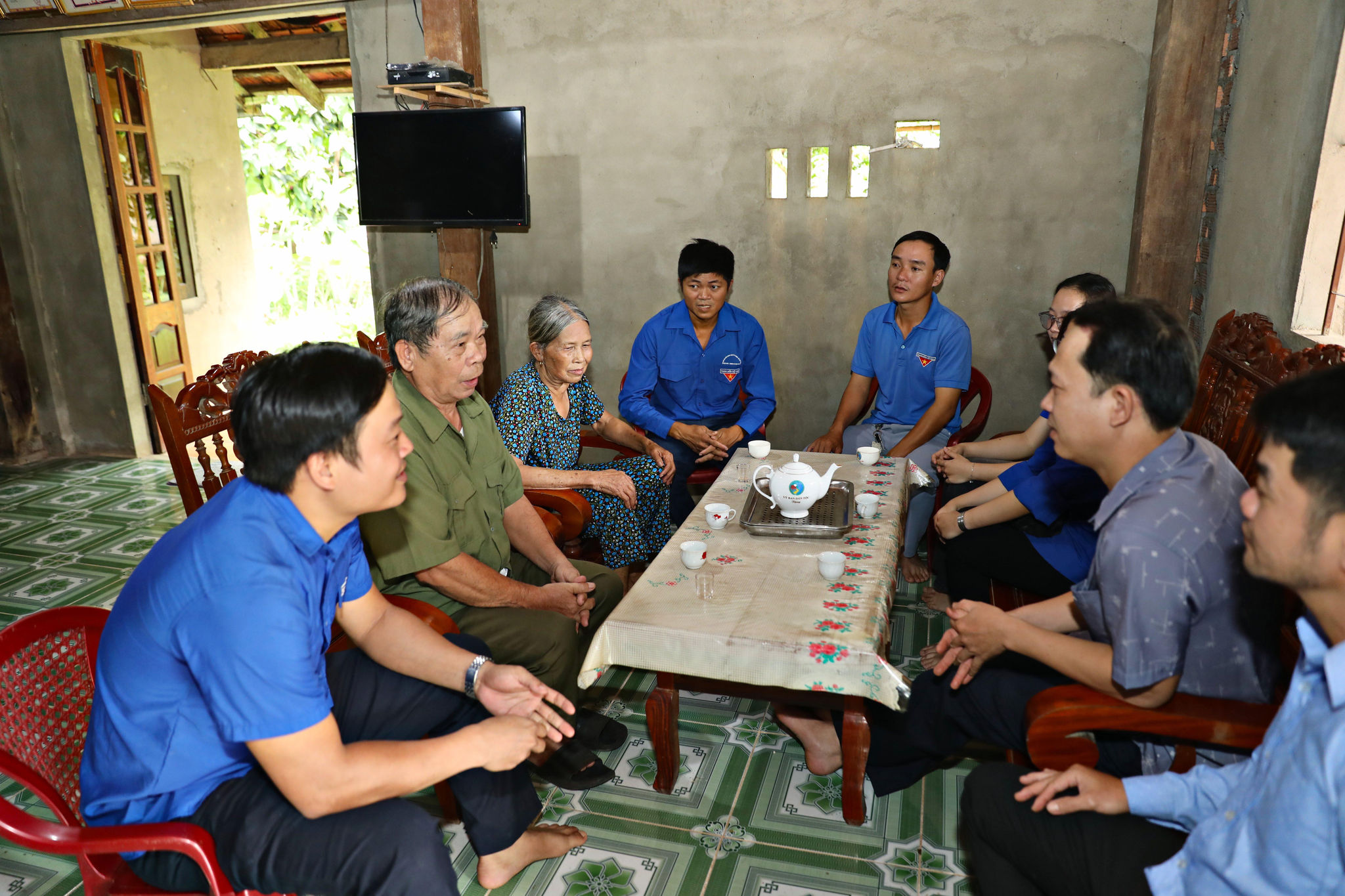 Thông qua những bức ảnh Bác được treo trang trọng trong mỗi gia đình, thế hệ trẻ được lắng nghe nhiều câu chuyện, bài học ý nghĩa về lòng yêu nước, truyền thống cách mạng và đạo lý uống nước nhớ nguồn.