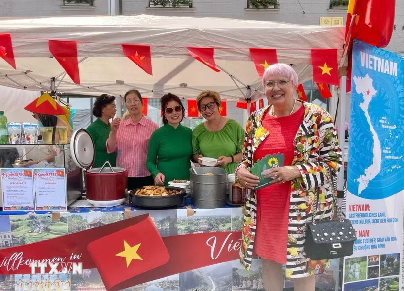 Bà Claudia Roth, Nghị sĩ Quốc hội Liên bang Đức, đến với gian hàng Việt Nam. (Ảnh: TTXVN phát)