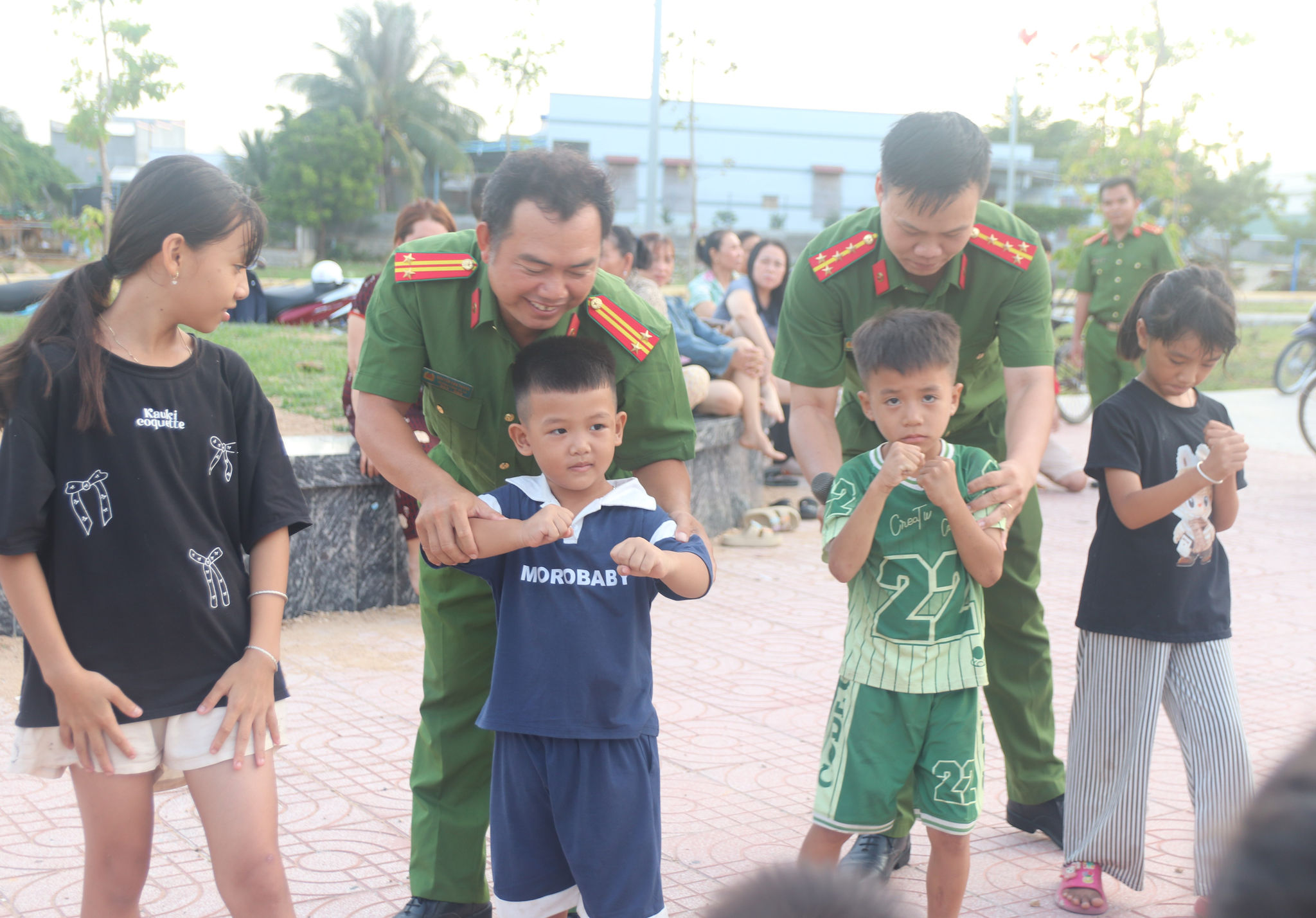 Các em được cán bộ chiến sĩ Công an xã Tuy Phong hướng dẫn các kỹ năng phòng vệ cơ bản
