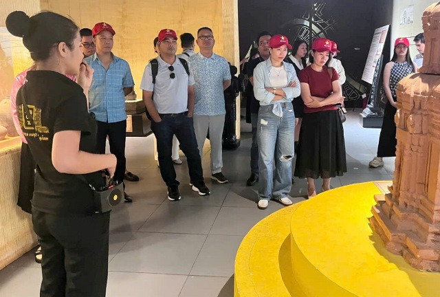 Các thành viên trong đoàn famtrip nghe giới thiệu về Bảo tàng Nước mắm Làng chài xưa.