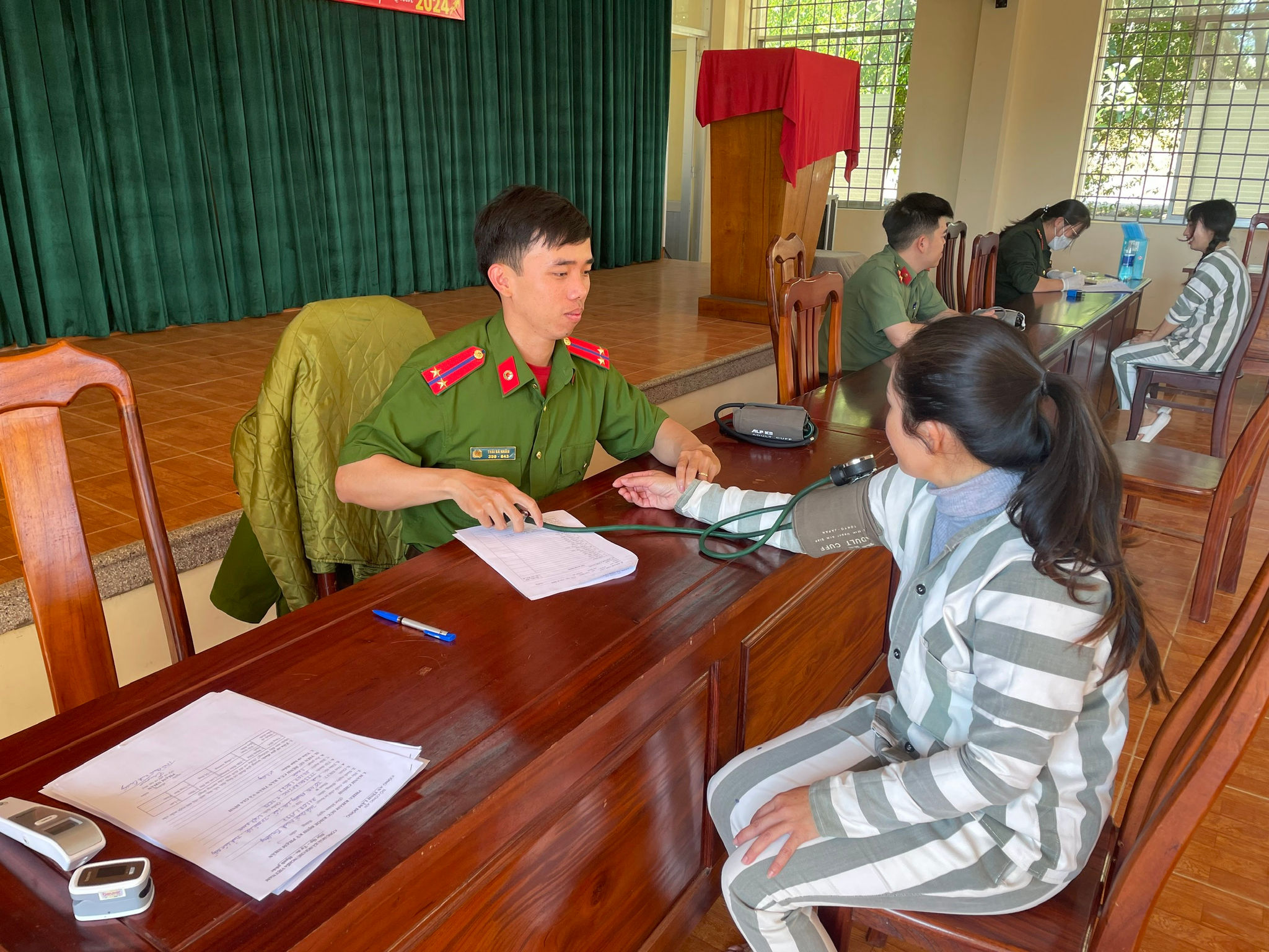 Cán bộ y tế Trại tạm giam số 1 (Công an tỉnh Lâm Đồng) khám sức khỏe định kỳ cho phạm nhân, góp phần bảo đảm điều kiện chăm sóc sức khỏe và xây dựng môi trường giam giữ an toàn, nhân văn - Ảnh Lê Tiến
