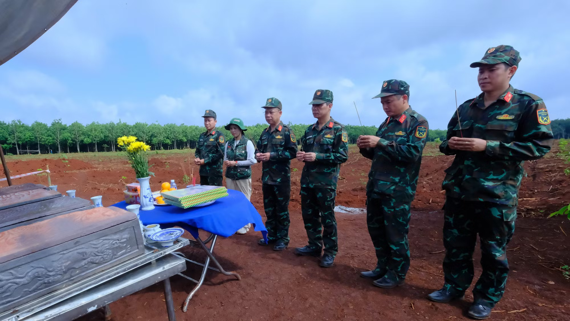 Lãnh đạo Bộ chỉ huy Quân sự thành phố Đồng Nai thắp hương tại vị trí có hài cốt liệt sĩ. dscf3766-4528.jpg