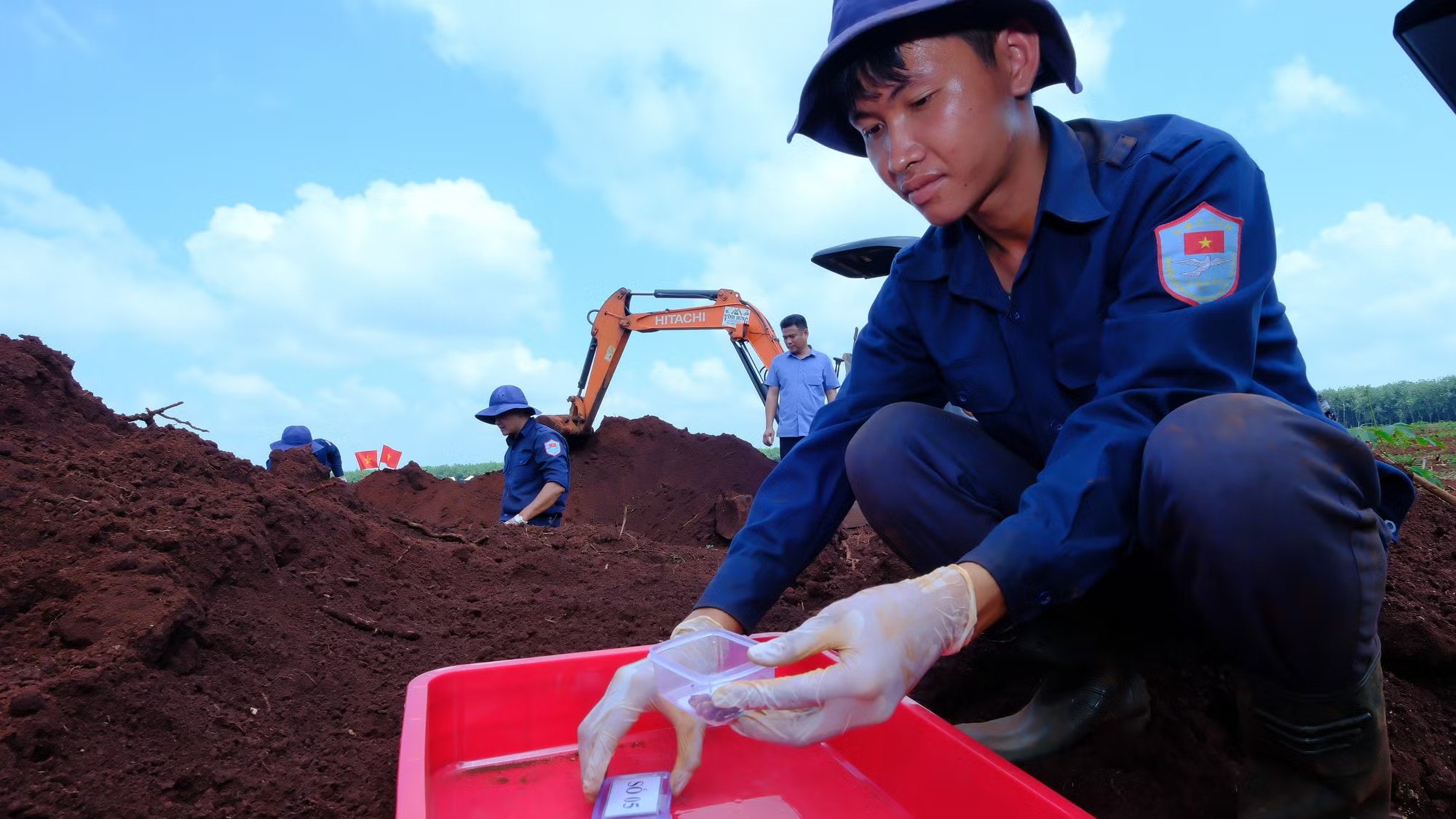 Công tác lấy mẫu phẩm được triển khai ngay tại khu vực tìm hài cốt liệt sĩ. dscf4228-6211.jpg