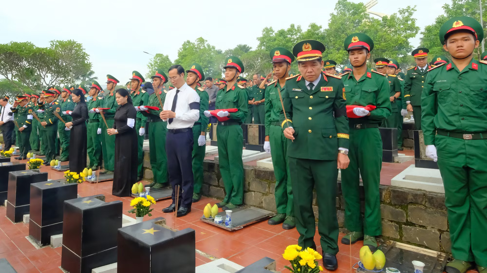 Lãnh đạo Đảng, Nhà nước tiễn đưa các anh hùng liệt sĩ về nơi an nghỉ cuối cùng tại Nghĩa trang Liệt sĩ Bình Phước. dscf3231.jpg