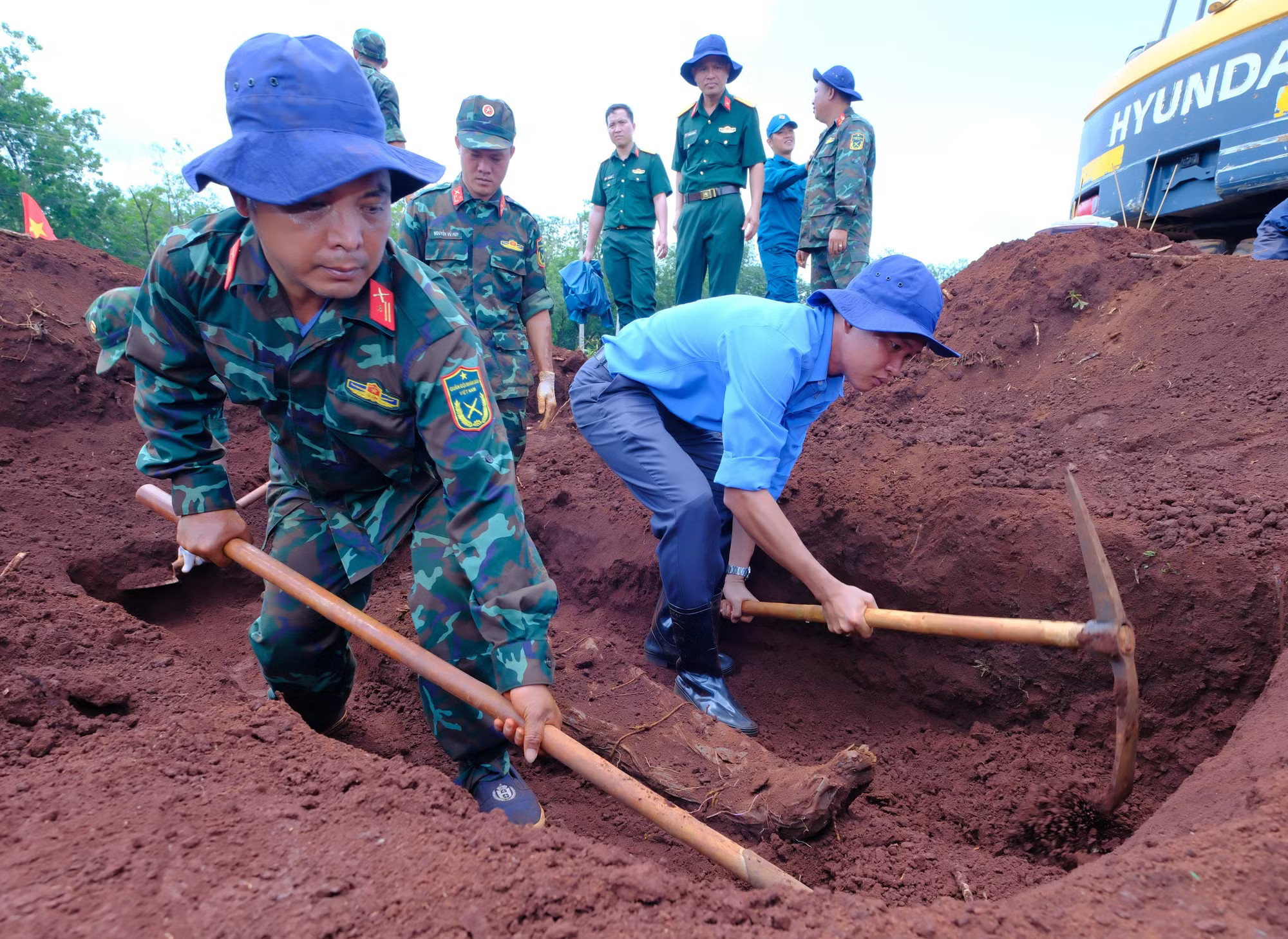 Các chiến sĩ Đội K72 thực hiện quy tập mộ liệt sĩ tại xã Minh Đức, thành phố Đồng Nai. dscf4528.jpg