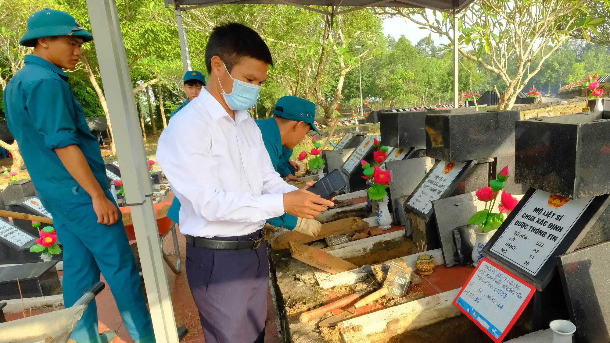Các lực lượng tổ chức lấy mẫu giám định ADN tại Nghĩa trang Liệt sĩ Bình Phước. dscf3327-3630.jpg