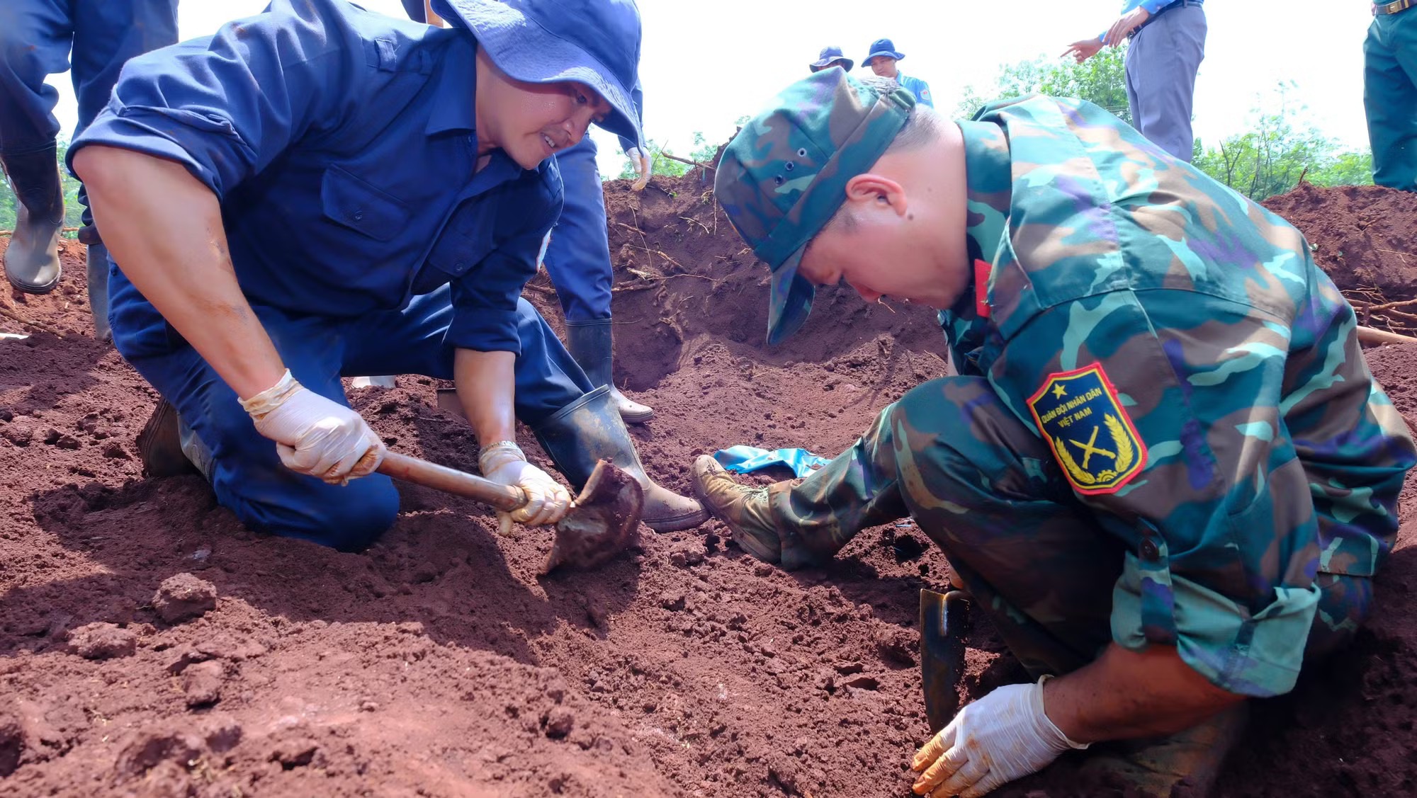 Các chiến sĩ Đội K72 làm việc dưới nắng gắt. dscf4316-7236.jpg