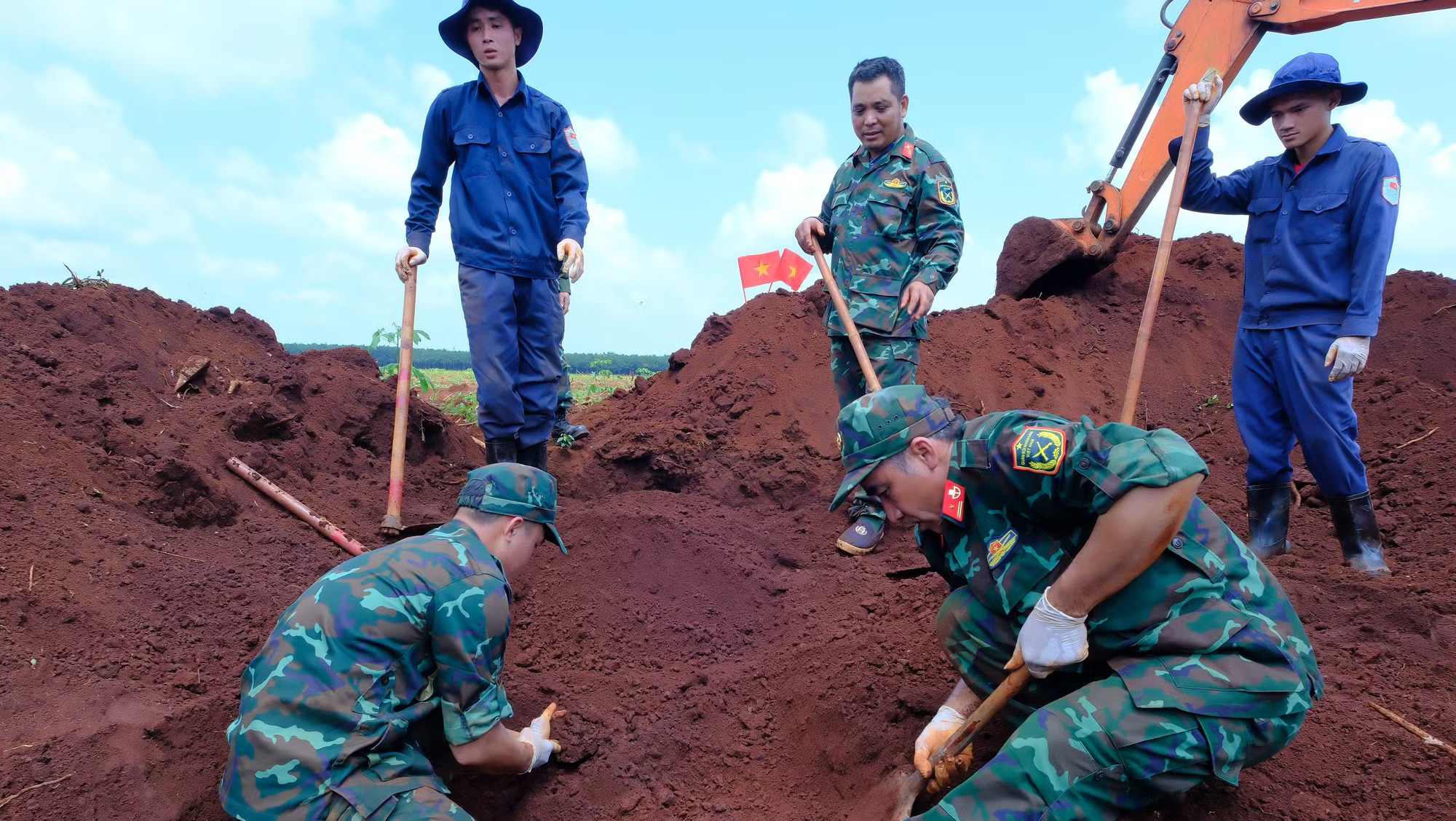 Niềm vui vỡ òa khi phát hiện phần mộ liệt sĩ thứ 7 tại xã Minh Đức, thành phố Đồng Nai. dscf4351-5968.jpg