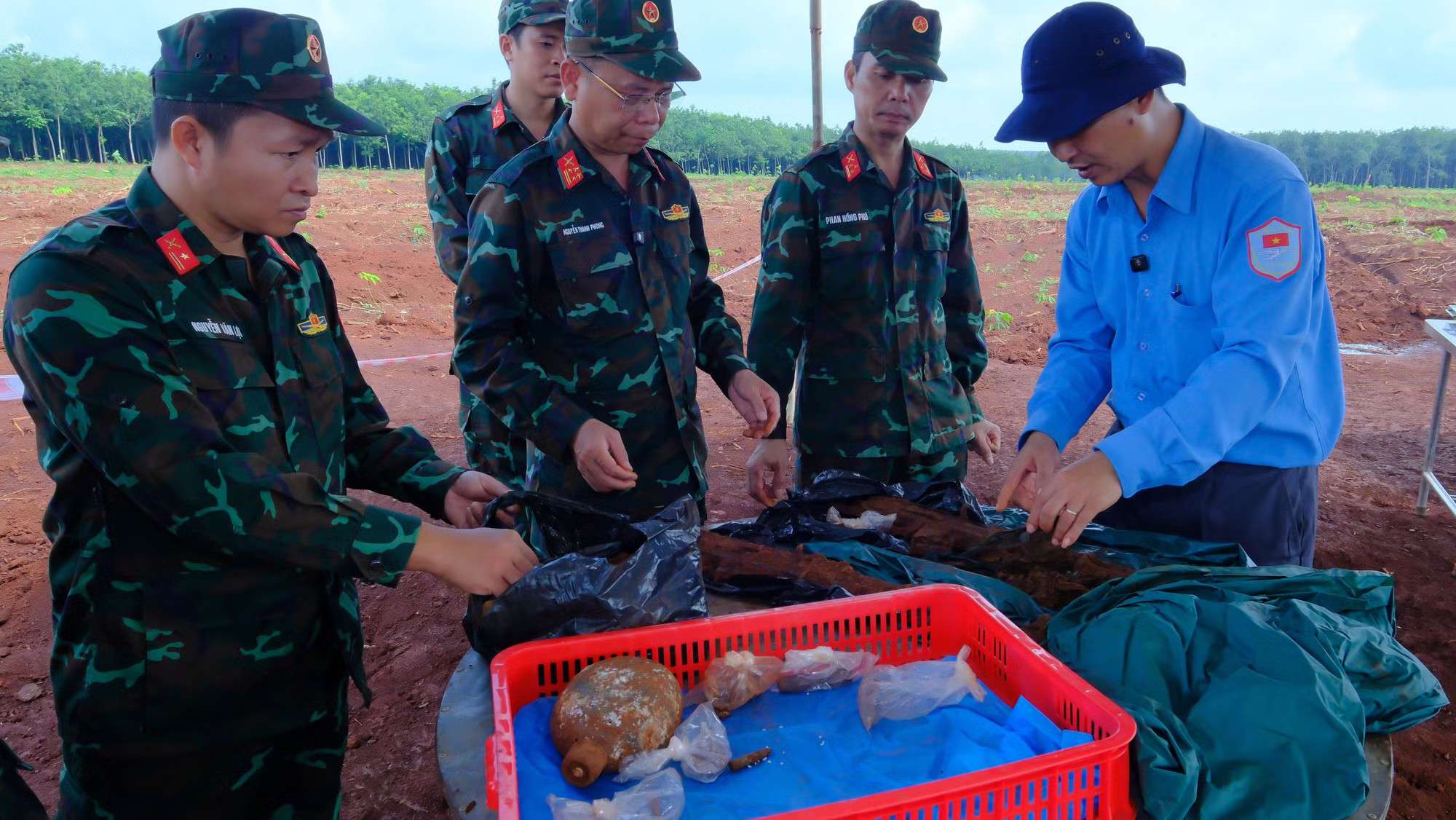 Đại tá Nguyễn Thanh Phong, Chính ủy Bộ Chỉ huy Quân sự, Phó Trưởng ban Thường trực Ban Chỉ đạo tìm kiếm, quy tập và xác định danh tính hài cốt liệt sĩ thành phố Đồng Nai đã đến hiện trường để chỉ đạo, động viên các lực lượng tìm kiếm hài cốt liệt sĩ. dscf3934-7175.jpg