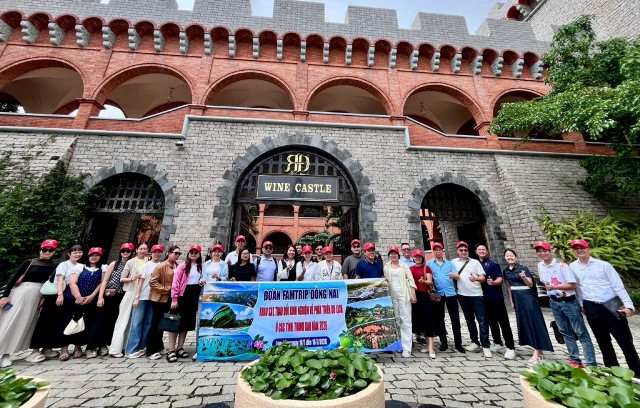 Đoàn famtrip tham quan Lâu đài Rượu vang Rạng Đông.