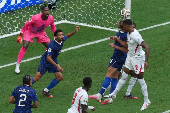 Ezri Konsa ghi bàn thắng nâng tỷ số lên 2-0 cho tuyển Anh.