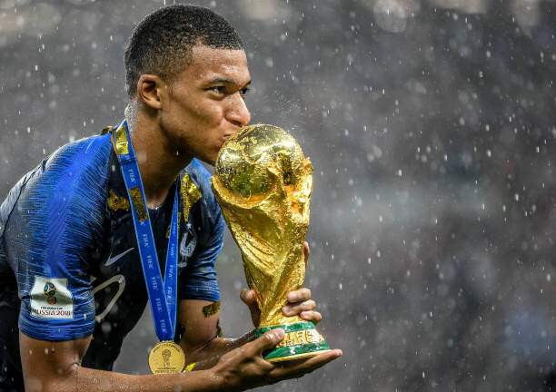 Mbappe ăn mừng chức vô địch World Cup 2018