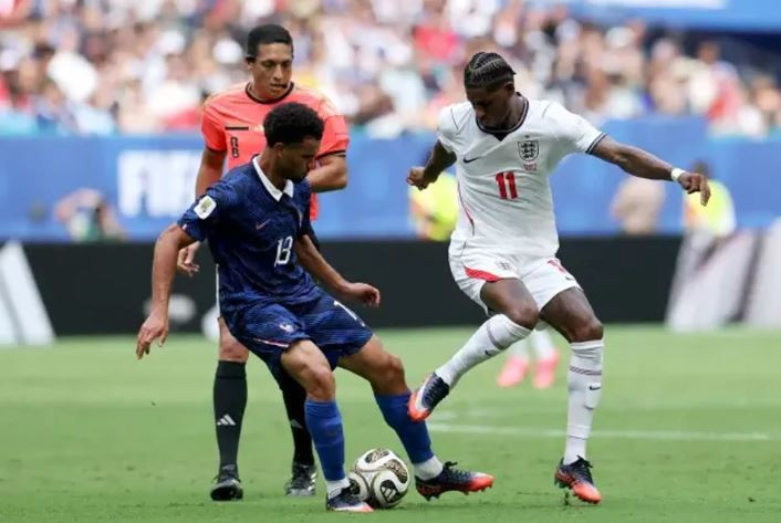 Warren Zaire-Emery bị lỡ đà sau pha xử lý đẳng cấp của Rashford.