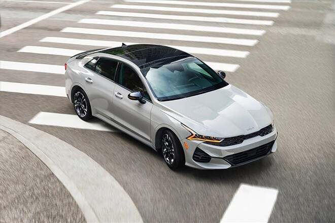 Đuôi xe KIA K5 với dải đèn LED nối liền