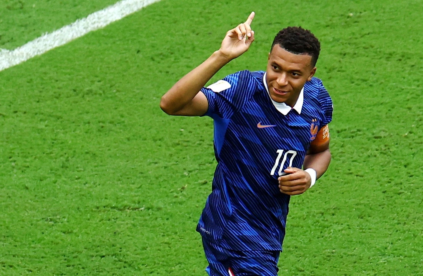 Kylian Mbappe ăn mừng bàn thắng vào lưới tuyển Anh