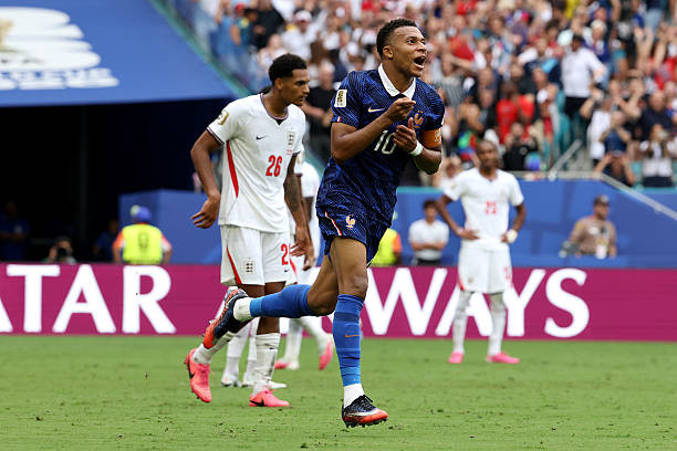 Kylian Mbappe ghi cú đúp nhưng không thể giúp Pháp lội ngược dòng.