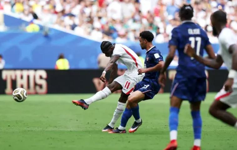 Marcus Rashford tung cú dứt điểm uy lực sau khi vượt qua hàng phòng ngự tuyển Pháp.