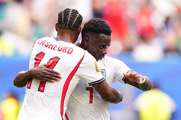 Marcus Rashford kiến tạo cho Bukayo Saka ghi bàn trong trận gặp tuyển Pháp.