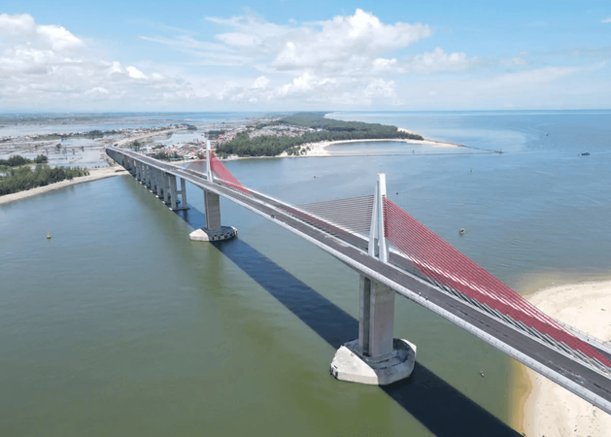 Cầu Thuận An sở hữu kiến trúc hiện đại với hệ thống trụ tháp hình chữ A sơn đỏ nổi bật.