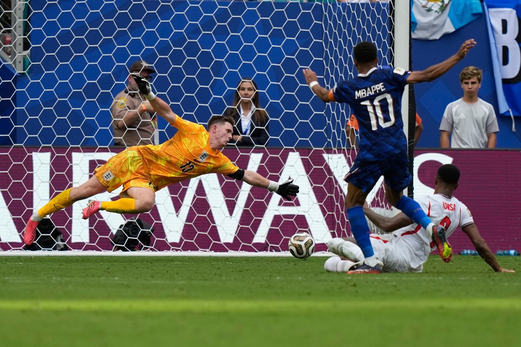 Thủ môn Dean Henderson có nhiều pha cứu thua xuất sắc trước các chân sút Pháp.