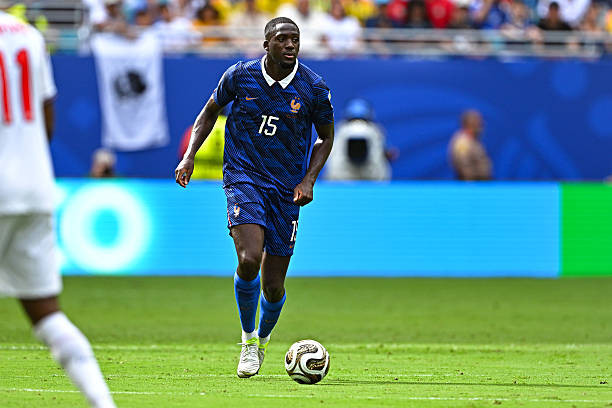 Ibrahima Konate và Theo Hernandez thi đấu dưới sức trong màu áo tuyển Pháp