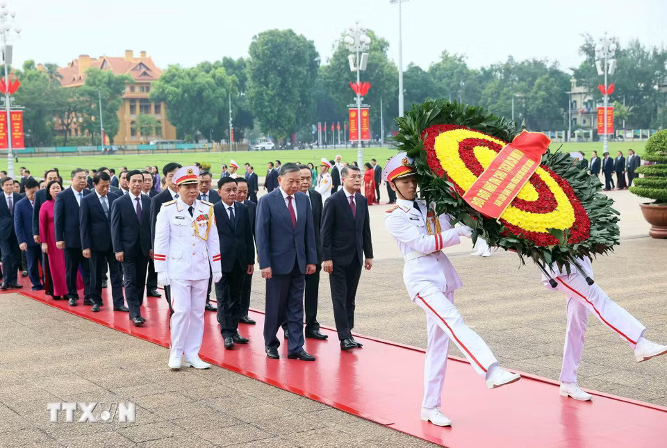 Đoàn đại biểu Ban Chấp hành Trung ương Đảng đến đặt vòng hoa và vào Lăng viếng Chủ tịch Hồ Chí Minh. (Ảnh: An Đăng/TTXVN)