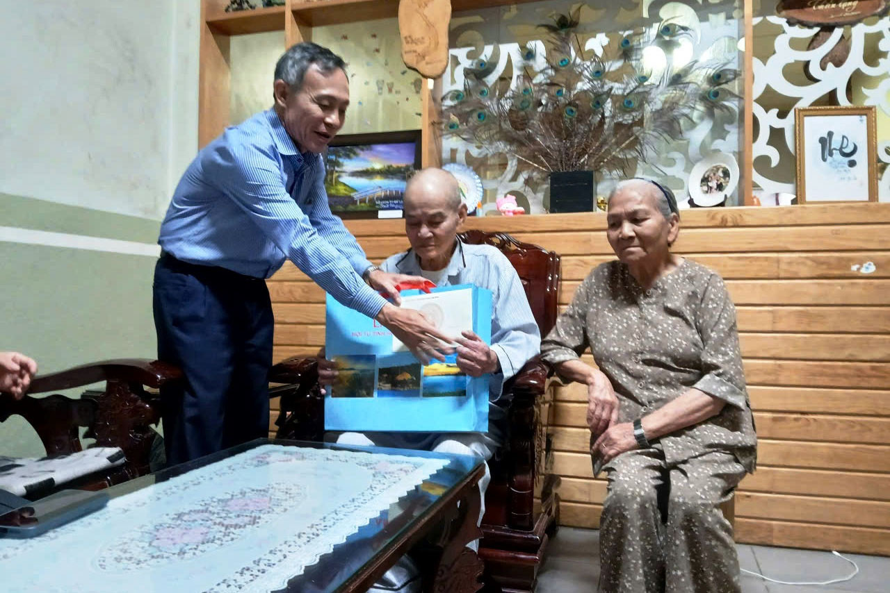 dong-chi-nguyen-van-tam-tang-qua-cho-gia-dinh-ong-nguyen-huong(1).jpg