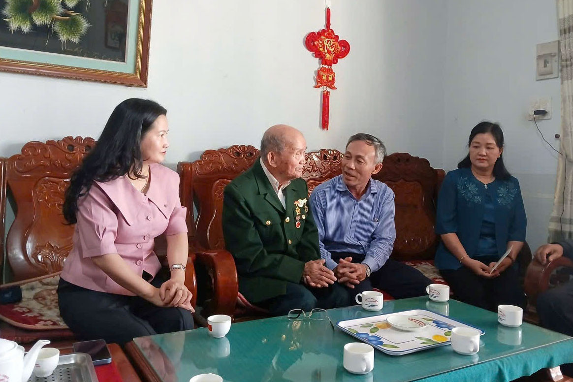 dong-chi-nguyen-van-tam-tham-hoi-voi-thuong-binh-ngo-nguu-nguoi-nam-nay-da-102-tuoi(2).jpg