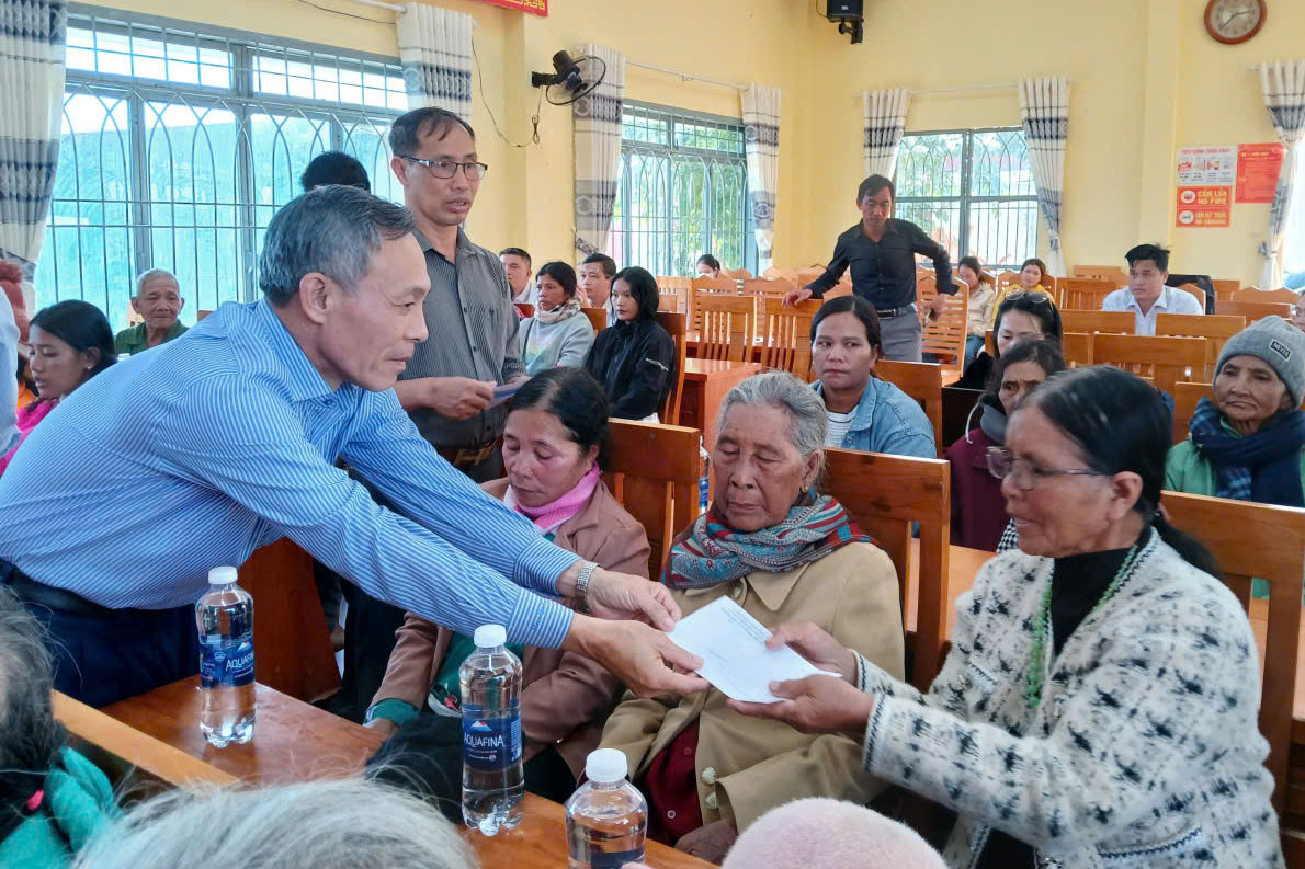 dong-chi-truong-ban-noi-chinh-tinh-uy-cung-lanh-dao-xa-trao-qua-cho-cac-gia-dinh-co-cong-voi-cach-mang(1).jpg