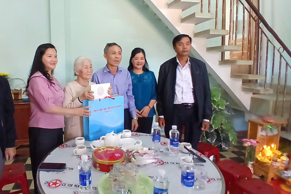 dong-chi-truong-ban-noi-chinh-tinh-uy-trao-qua-cho-cu-ba-huynh-thi-tiep-nguoi-co-cong-voi-cach-mang(1).jpg