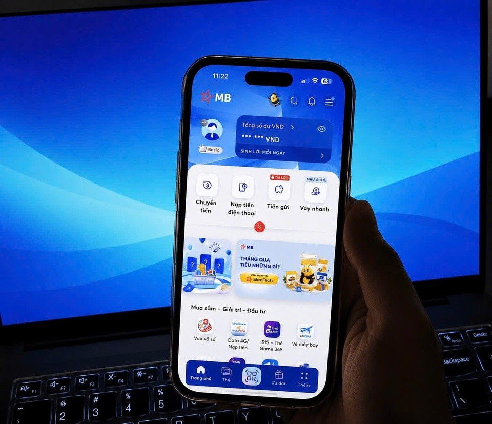 Kiểm tra dịch vụ ngân hàng Khách hàng kiểm tra phí SMS Banking trên điện thoại
