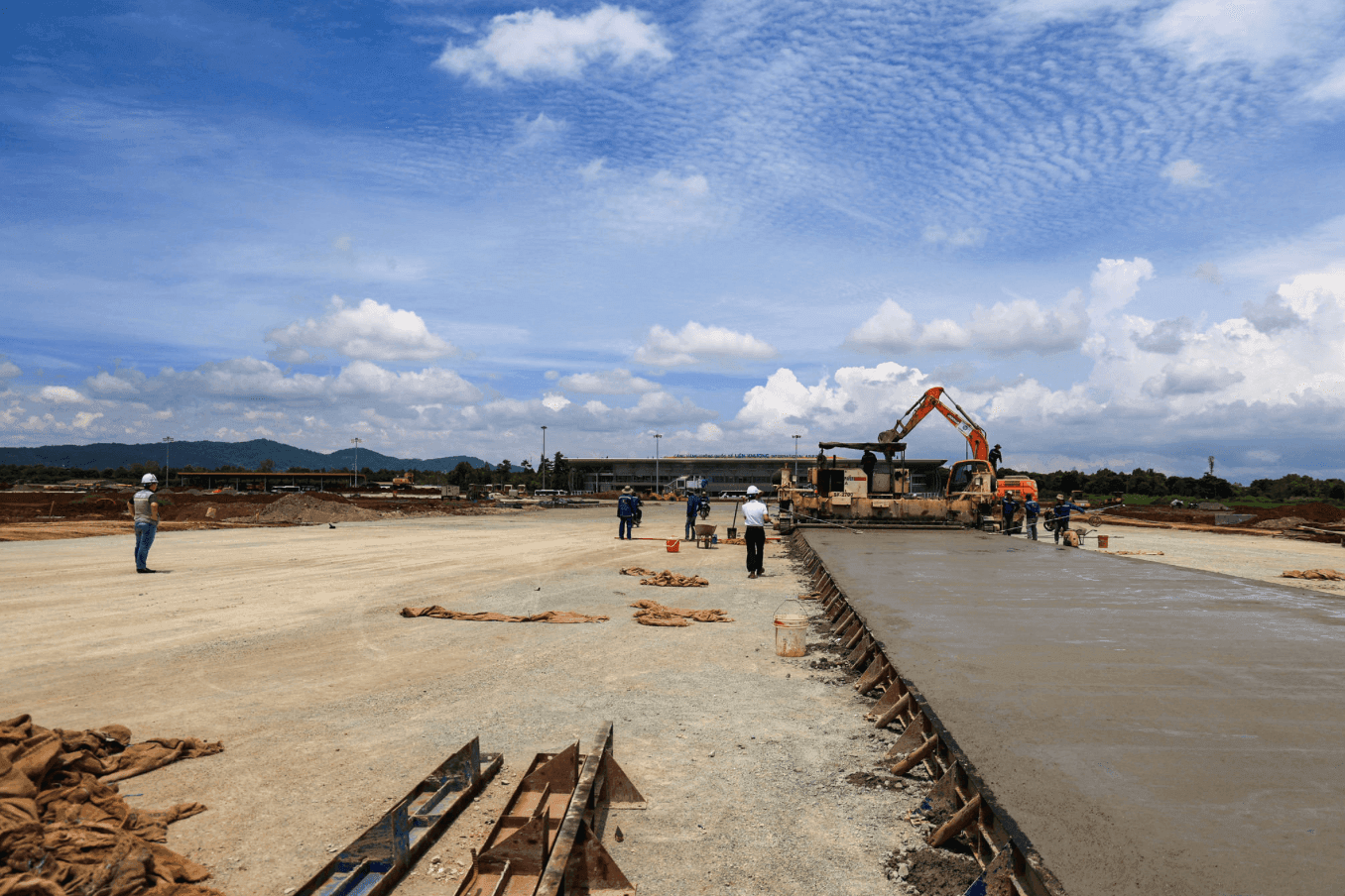 Công nhân đang thi công đường lăn tại sân bay Liên Khương trong giai đoạn nước rút.