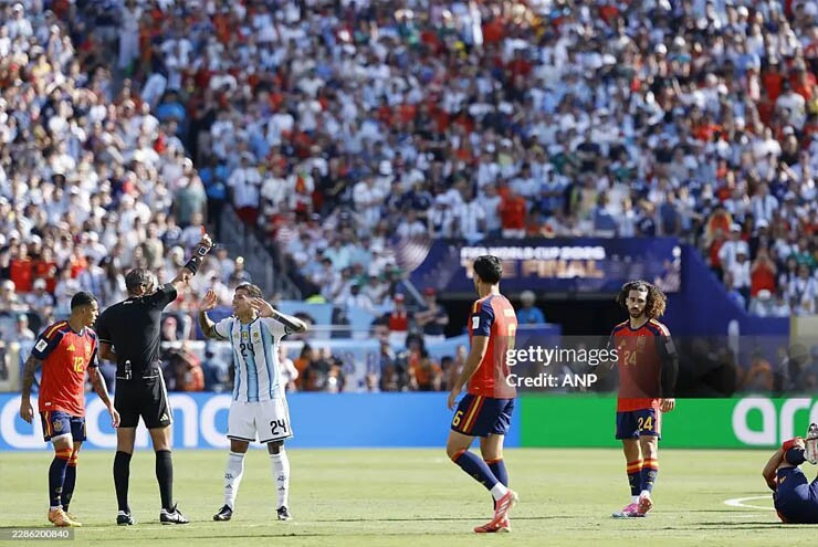 Tấm thẻ đỏ của Enzo Fernandez khiến Argentina rơi vào thế khó