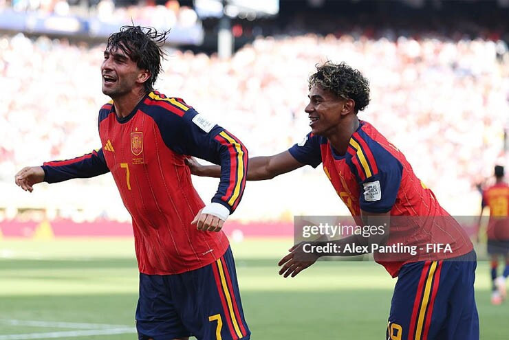 Ferran Torres ăn mừng bàn thắng quyết định trong trận chung kết World Cup