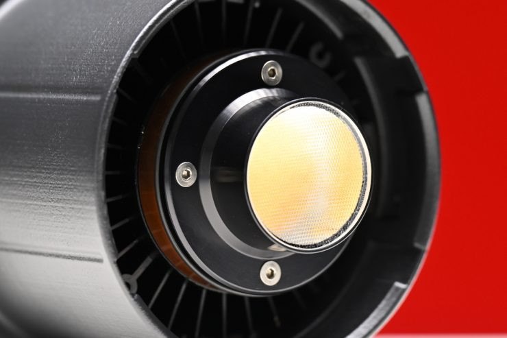 Gắn pin V-mount trực tiếp vào đèn