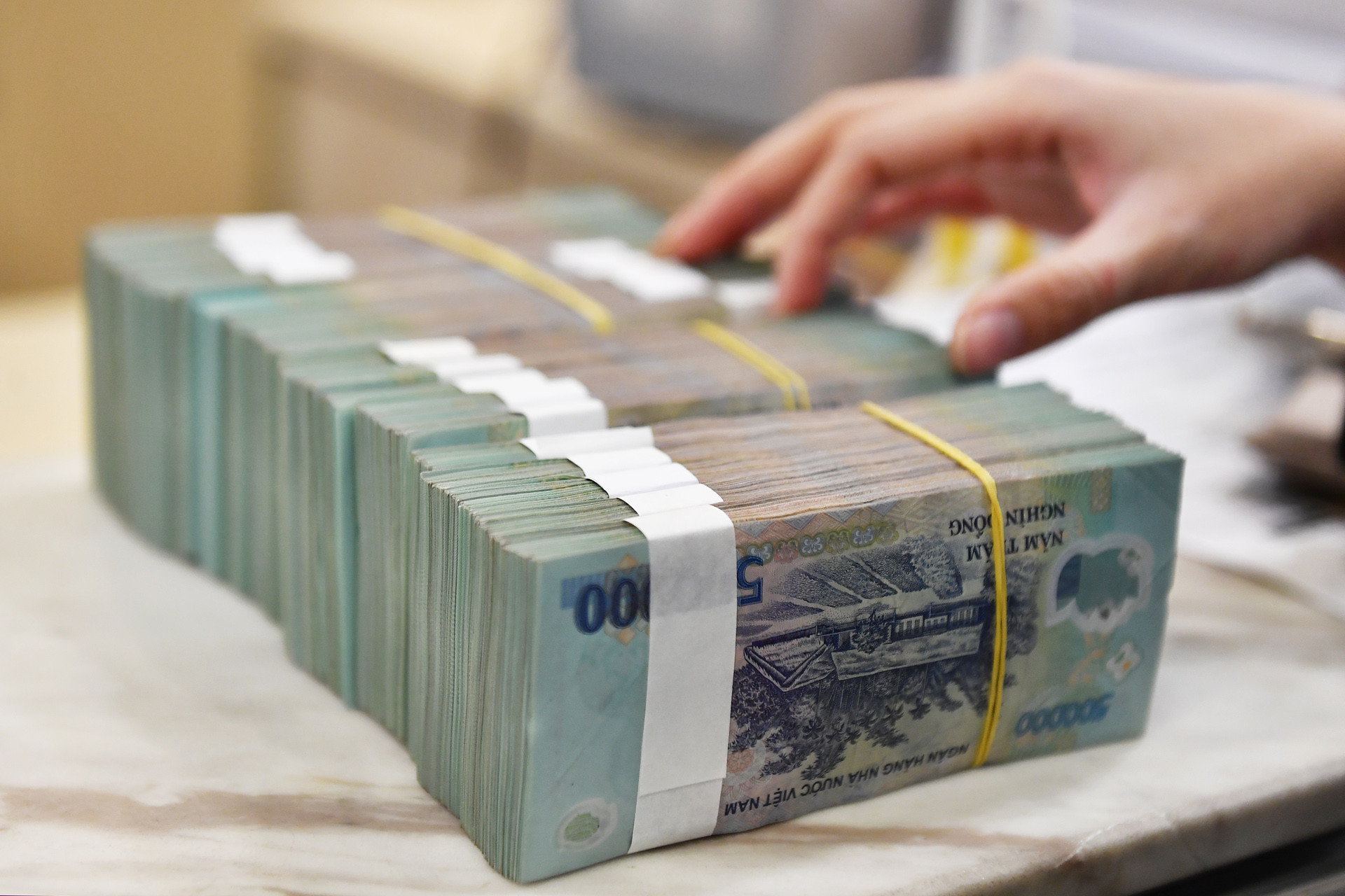 Người gửi tiền cân nhắc rút tiết kiệm trước hạn tại ngân hàng