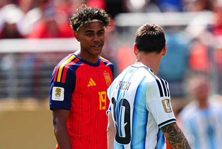 Yamal và Messi trong trận chung kết Lamine Yamal đối đầu với hàng phòng ngự Argentina trong khi Messi bị cô lập