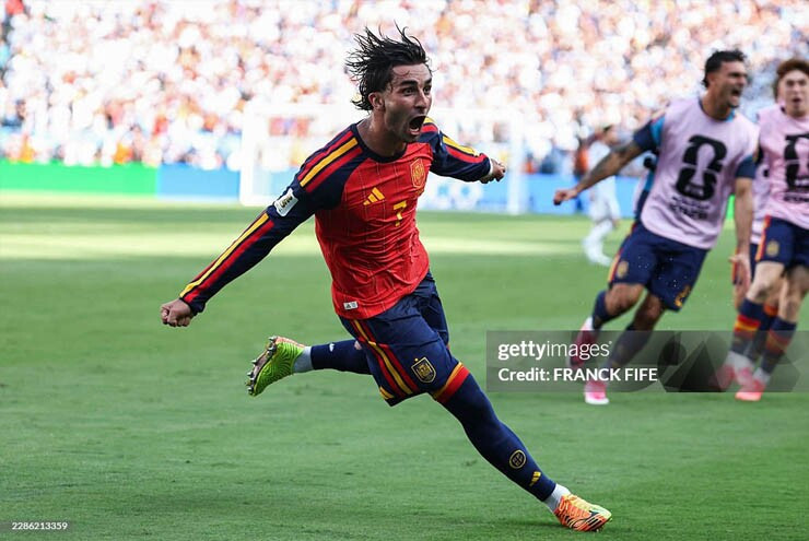 Ferran Torres ăn mừng bàn thắng lịch sử