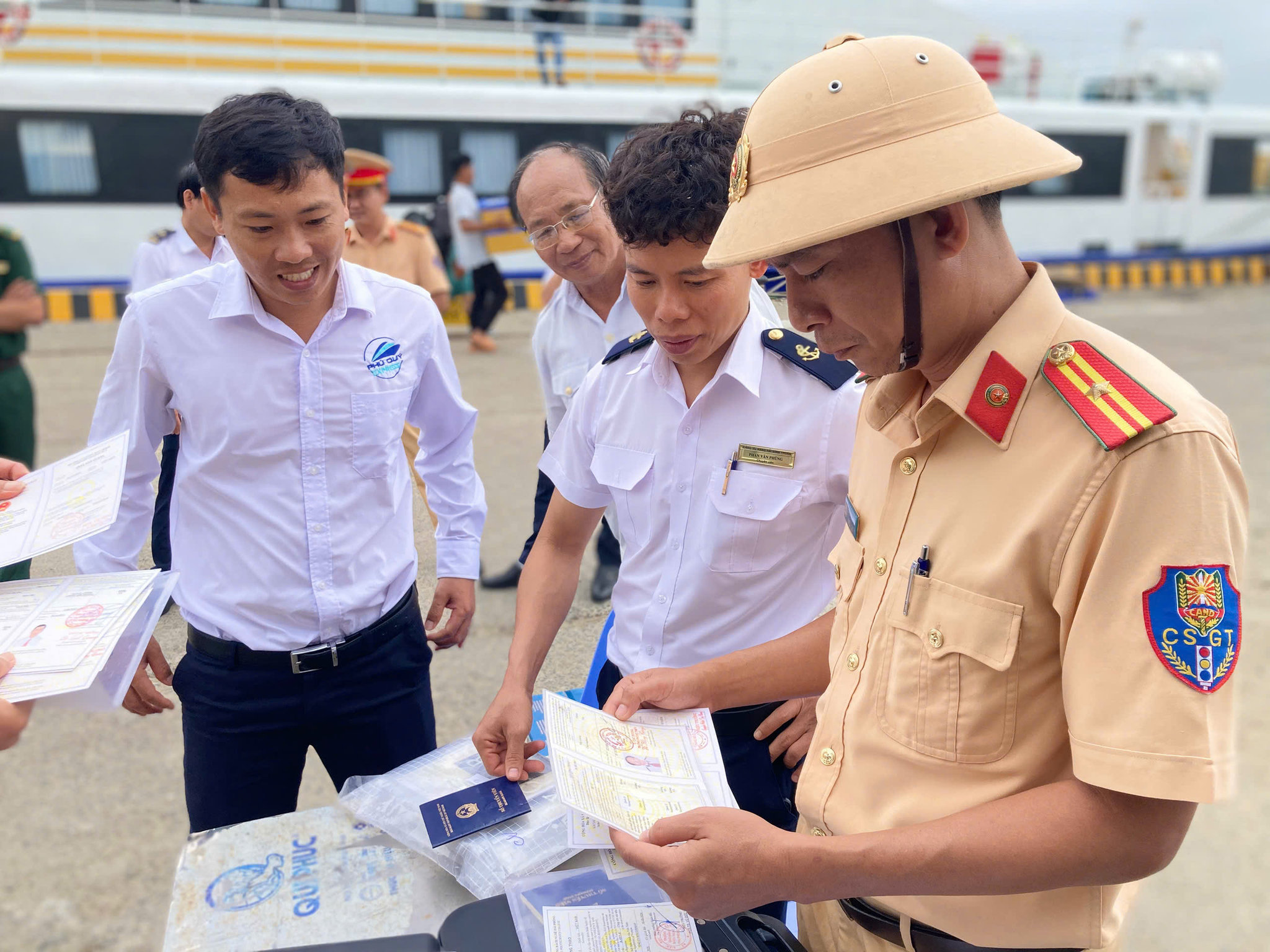 Phòng CSGT Công an tỉnh Lâm Đồng phối hợp Cảng vụ Hàng hải Bình Thuận và các đơn vị liên quan tổ chức ra quân kiểm tra, kiểm soát tàu khách tuyến Phan Thiết – Phú Quý