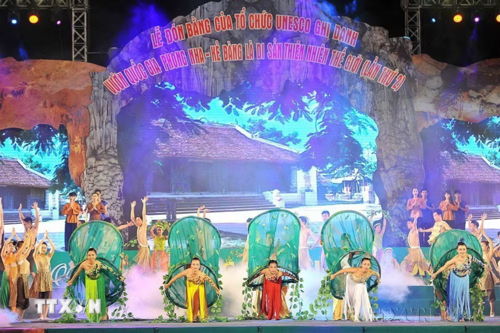 Lễ đón bằng của tổ chức UNESCO ghi danh Vườn quốc gia Phong Nha-Kẻ Bàng là Di sản thiên nhiên Thế giới lần 2 và khai hội Lễ hội hang động Quảng Bình năm 2015. (Ảnh: Minh Đức/TTXVN) ttxvn-0606-phong-nha-ke-bang-5.jpg