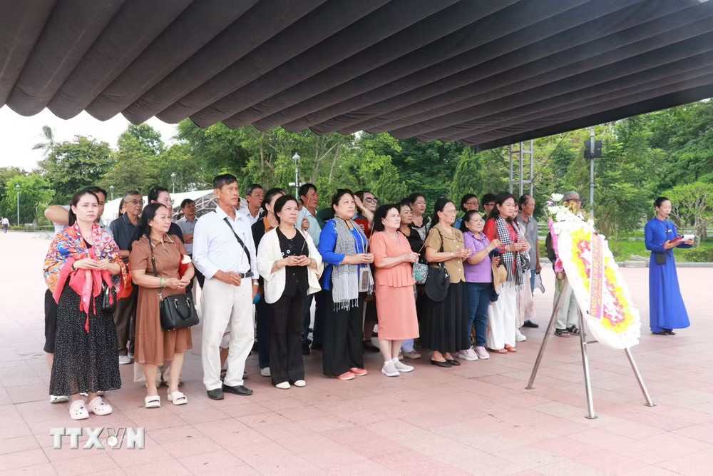 Đông đảo người dân và du khách đến tri ân tại Thành cổ Quảng Trị. (Ảnh: Tường Vi/TTXVN) ttxvn-thanh-co-quang-tri-4-resize.jpg