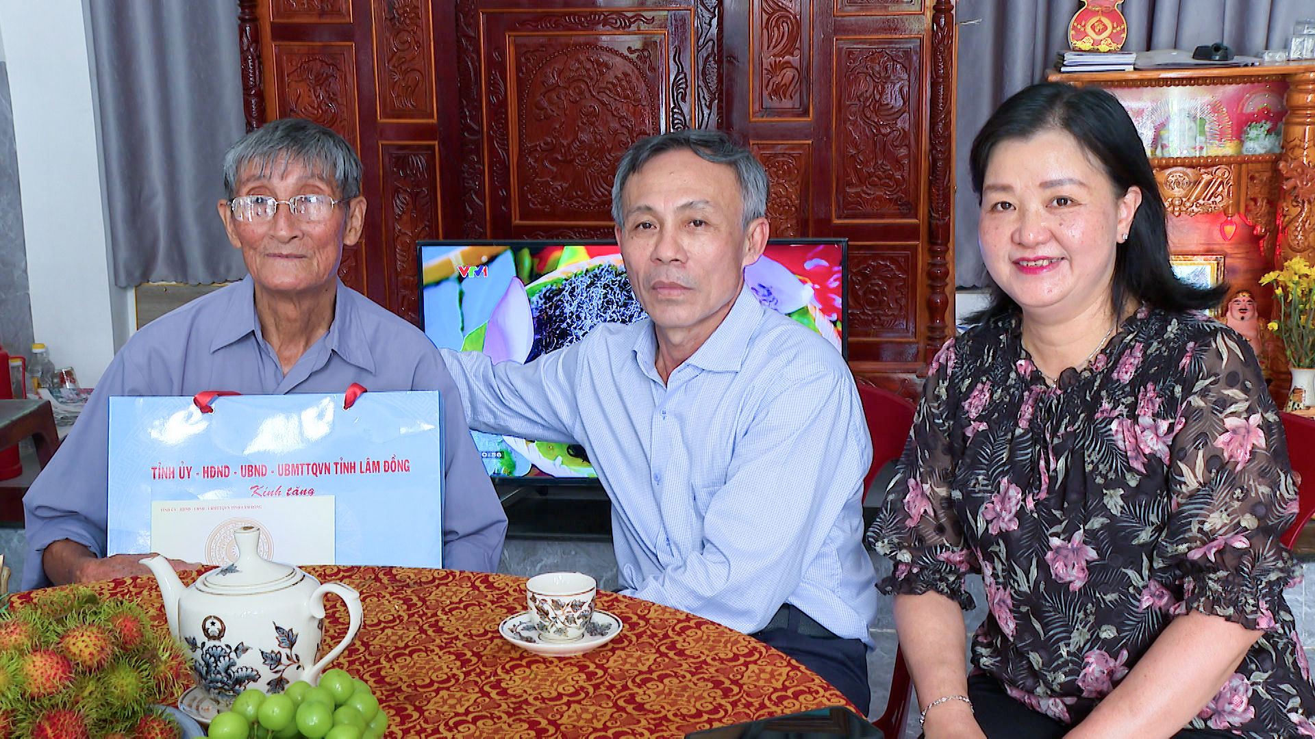 hinh-thuong-vu-tang-qua-27-7-ngo-tam-minh-tien-bo-sung.00_01_59_05.still004(1).jpg