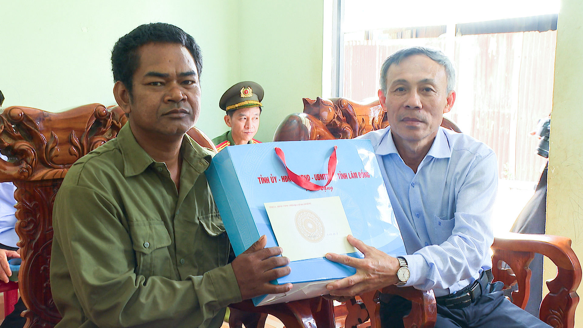 hinh-thuong-vu-tang-qua-27-7-ngo-tam-minh-tien-bo-sung.00_02_29_02.still006(1).jpg