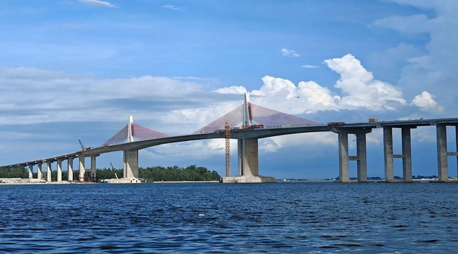 Hệ thống trụ tháp dây văng hình chữ A sơn đỏ nổi bật của cầu Thuận An.