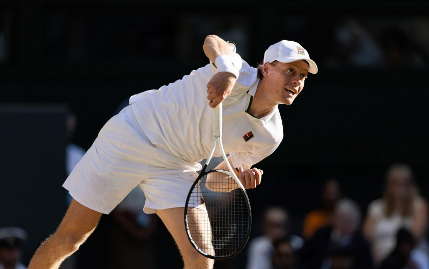Tay vợt Jannik Sinner thực hiện cú giao bóng tại giải Wimbledon