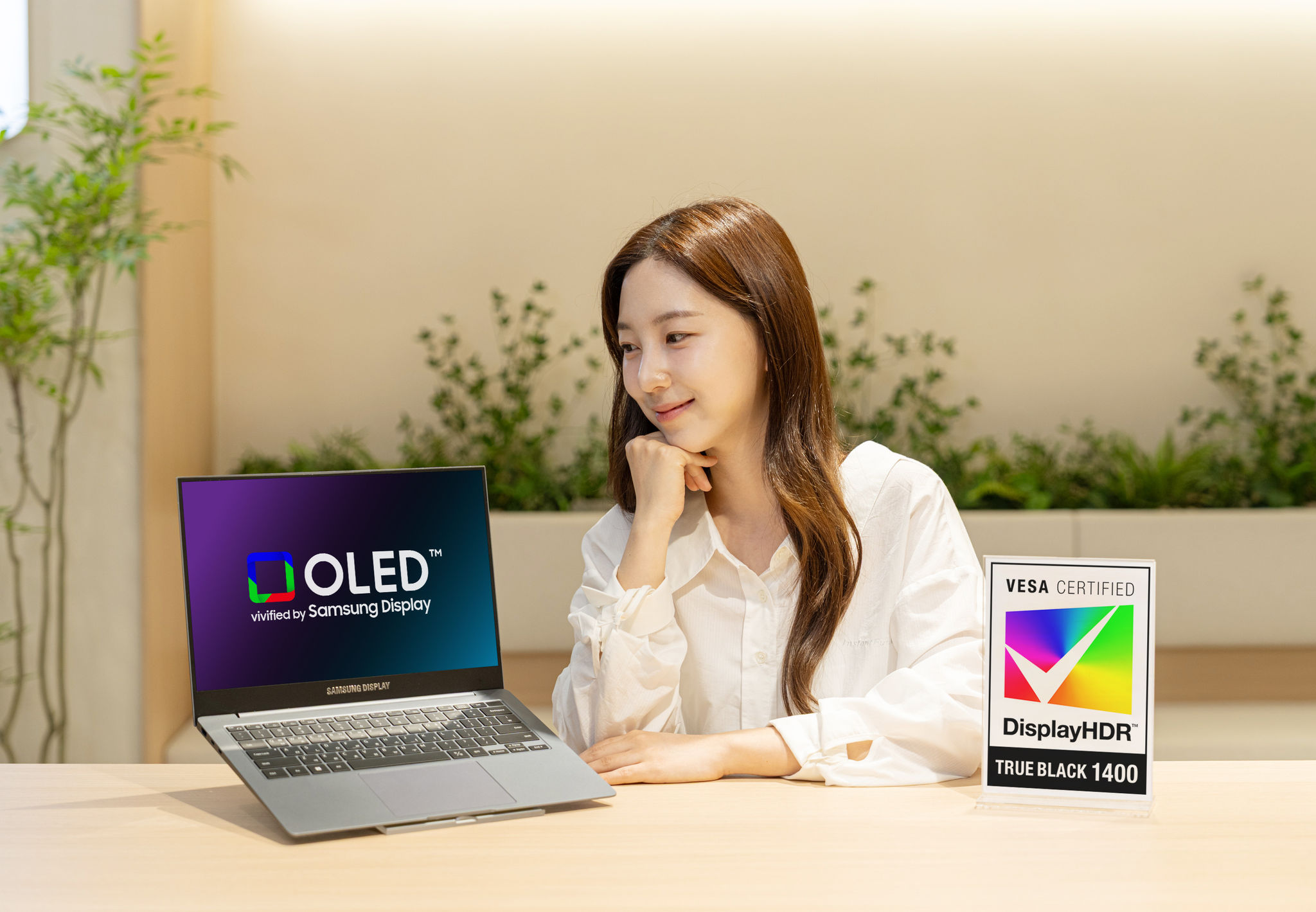 Tấm nền OLED đạt chuẩn VESA DisplayHDR True Black 1400 của Samsung Display trên laptop Lenovo Yoga Pro 9i Aura Edition.