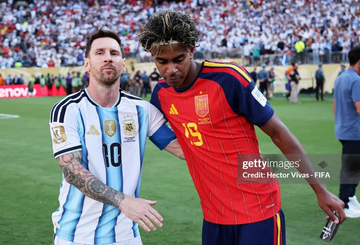 Lamine Yamal và Lionel Messi trò chuyện sau trận chung kết