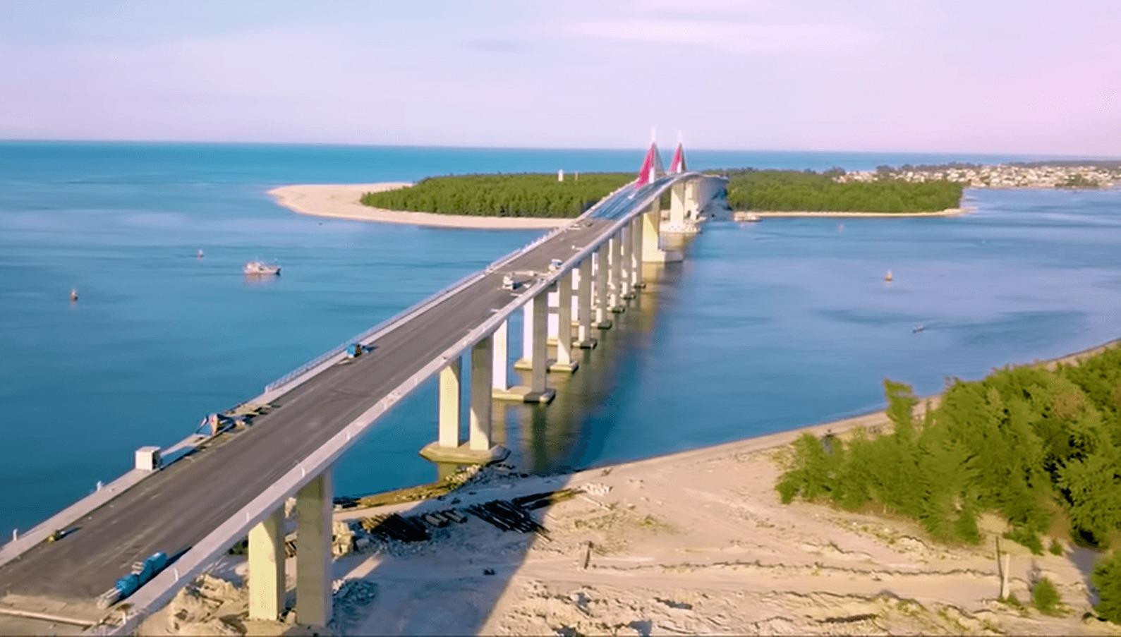 Công trình cầu Thuận An giúp kết nối hai bờ cửa biển, thay thế hoàn toàn việc di chuyển bằng đò.