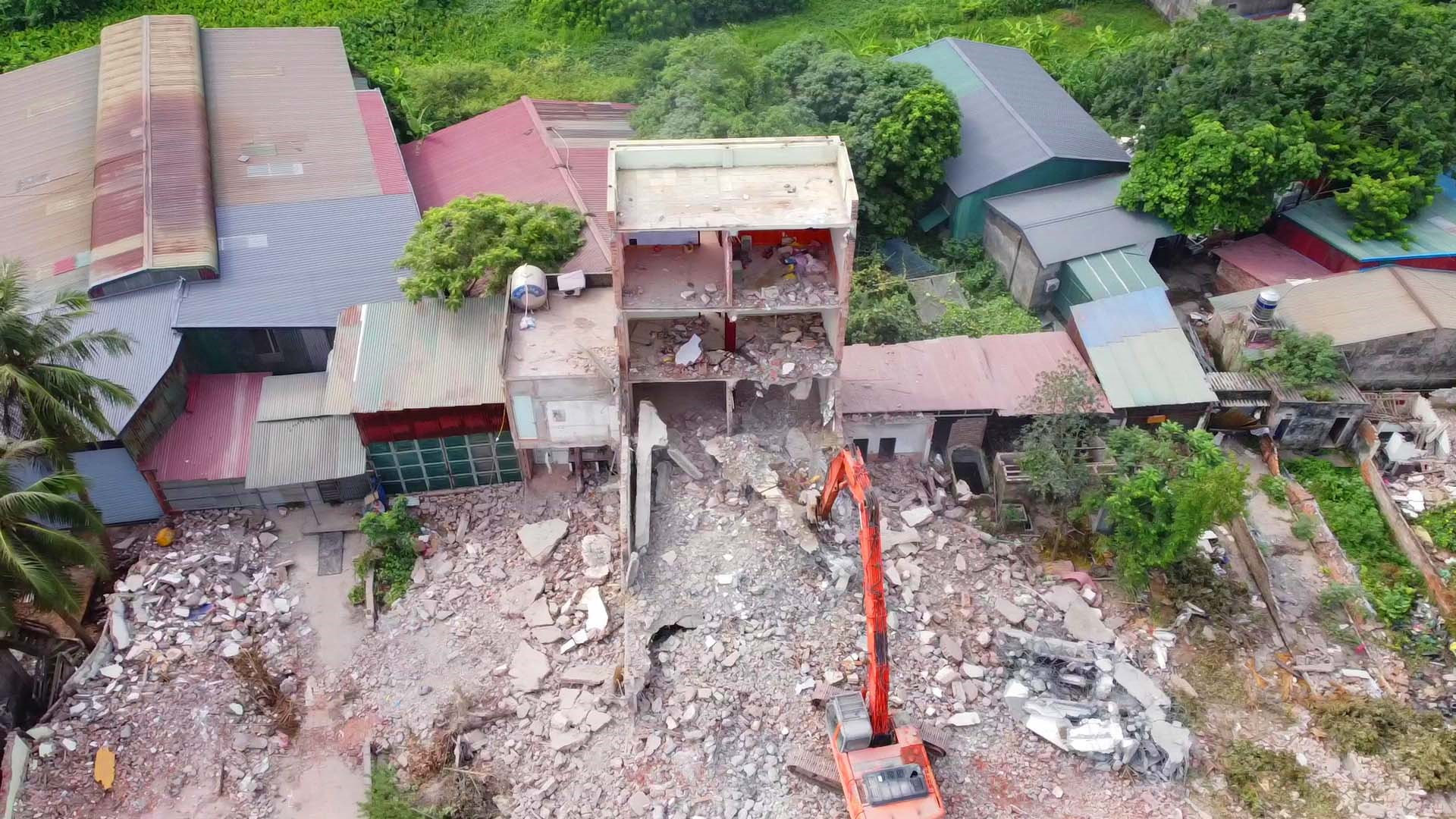Công trường dự án mở rộng Quốc lộ 6 đang được đẩy nhanh tiến độ thi công.