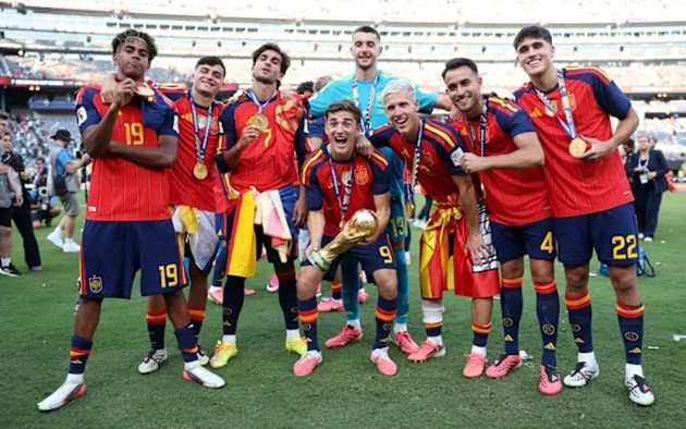 Dàn sao Barca ăn mừng chức vô địch World Cup. (Ảnh: Sports.yahoo)
